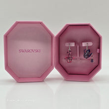 Lade das Bild in den Galerie-Viewer, SWAROVSKI Alice in Wonderland Drop-Ohrhänger Katze und Teekanne, Mehrfarbig, Rhodiniert 5682806