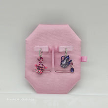 Lade das Bild in den Galerie-Viewer, SWAROVSKI Alice in Wonderland Drop-Ohrhänger Katze und Teekanne, Mehrfarbig, Rhodiniert 5682806