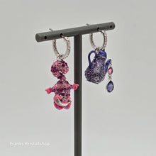 Lade das Bild in den Galerie-Viewer, SWAROVSKI Alice in Wonderland Drop-Ohrhänger Katze und Teekanne, Mehrfarbig, Rhodiniert 5682806