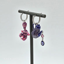 Lade das Bild in den Galerie-Viewer, SWAROVSKI Alice in Wonderland Drop-Ohrhänger Katze und Teekanne, Mehrfarbig, Rhodiniert 5682806