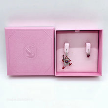 Lade das Bild in den Galerie-Viewer, SWAROVSKI Alice in Wonderland Drop-Ohrhänger Spielkarte Rot, Rhodiniert 5682810