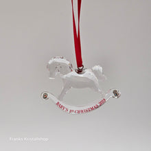 Lade das Bild in den Galerie-Viewer, SWAROVSKI Babys Erstes Weihnachtsornament 2019 Schaukelpferd 5439947