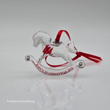 Lade das Bild in den Galerie-Viewer, SWAROVSKI Babys Erstes Weihnachtsornament 2018 Schaukelpferd 5376369