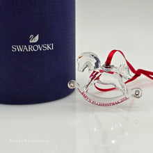 Lade das Bild in den Galerie-Viewer, SWAROVSKI Babys Erstes Weihnachtsornament 2018 Schaukelpferd 5376369
