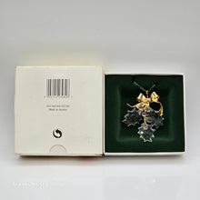 Lade das Bild in den Galerie-Viewer, SWAROVSKI Christmas Memories Stechpalmenzweig Ornament 203080