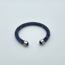 Lade das Bild in den Galerie-Viewer, SWAROVSKI Crystaldust Armreif Größe M Blau 5250068