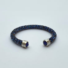 Lade das Bild in den Galerie-Viewer, SWAROVSKI Crystaldust Armreif Größe M Blau 5250068