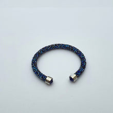 Lade das Bild in den Galerie-Viewer, SWAROVSKI Crystaldust Armreif Größe M Blau 5250068
