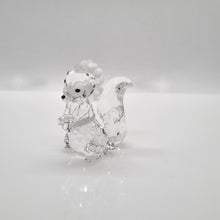 Lade das Bild in den Galerie-Viewer, SWAROVSKI Disney Bambi Stinktier Blume 943601