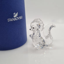 Lade das Bild in den Galerie-Viewer, SWAROVSKI Disney Bambi Stinktier Blume 943601