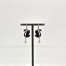 Lade das Bild in den Galerie-Viewer, SWAROVSKI Swan Drop-Ohrhänger Schwan, Schwarz, Roségold-Legierung. 5678047