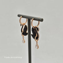 Lade das Bild in den Galerie-Viewer, SWAROVSKI Swan Drop-Ohrhänger Schwan, Schwarz, Roségold-Legierung. 5678047