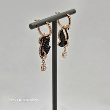 Lade das Bild in den Galerie-Viewer, SWAROVSKI Swan Drop-Ohrhänger Schwan, Schwarz, Roségold-Legierung. 5678047