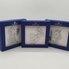 Lade das Bild in den Galerie-Viewer, SWAROVSKI Lebkuchenmann Engel Rentier Ornament Set 3-tlg. 5004525