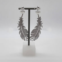 Lade das Bild in den Galerie-Viewer, SWAROVSKI Feder Ohrclips Clips Ohrhänger Perle Talking Piece 5497866