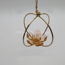 Lade das Bild in den Galerie-Viewer, SWAROVSKI Garden Tales Magnolie Kugel Ornament, Klein 5557806