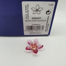 Lade das Bild in den Galerie-Viewer, SWAROVSKI Garden Tales Kirschblüte Magnet Klein 5580027