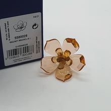 Lade das Bild in den Galerie-Viewer, SWAROVSKI Garden Tales Magnolie Magnet Brosche Groß 5580028