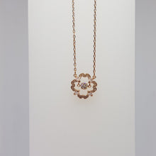 Lade das Bild in den Galerie-Viewer, SWAROVSKI Sparkling Dance Flower Halskette Weiß, Rosévergoldet 5408437