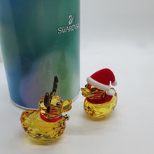 Lade das Bild in den Galerie-Viewer, SWAROVSKI Happy Ducks Santa und Rentier Duck 5004497
