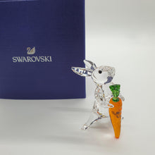 Lade das Bild in den Galerie-Viewer, SWAROVSKI Hase mit Karotte 2024 Kaninchen 5688521