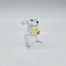 Lade das Bild in den Galerie-Viewer, SWAROVSKI Hase mit gelbem Osterei 5274174