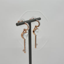 Lade das Bild in den Galerie-Viewer, Swarovski Herz Schlüssel Ohrringe Melt Your Heart, Roségold-Legierungsschicht 5412410
