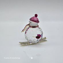 Lade das Bild in den Galerie-Viewer, SWAROVSKI Holiday Cheers Dulcis Schneemann auf Ski Pink 5687121