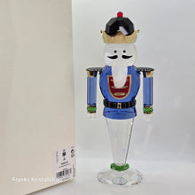 Lade das Bild in den Galerie-Viewer, SWAROVSKI Holiday Cheers Nussknacker 2024 Blau Groß 5680228