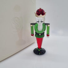 Lade das Bild in den Galerie-Viewer, SWAROVSKI Holiday Cheers Nussknacker 2023 Grün 5656196