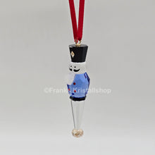 Lade das Bild in den Galerie-Viewer, SWAROVSKI Holiday Cheers Nussknacker Ornament Blau 5701868