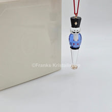 Lade das Bild in den Galerie-Viewer, SWAROVSKI Holiday Cheers Nussknacker Ornament Blau 5701868