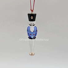 Lade das Bild in den Galerie-Viewer, SWAROVSKI Holiday Cheers Nussknacker Ornament Blau 5701868
