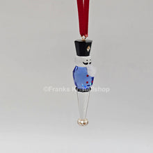 Lade das Bild in den Galerie-Viewer, SWAROVSKI Holiday Cheers Nussknacker Ornament Blau 5701868