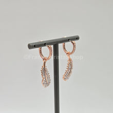 Lade das Bild in den Galerie-Viewer, SWAROVSKI Idyllia Drop-Ohrhänger Feder Ohrringe Weiß, Roségoldlegierung 5663486