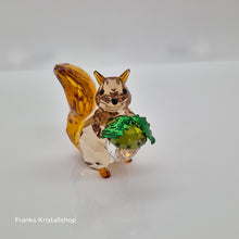 Lade das Bild in den Galerie-Viewer, SWAROVSKI Idyllia Eichhörnchen und Eichel 5683617