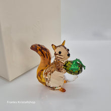 Lade das Bild in den Galerie-Viewer, SWAROVSKI Idyllia Eichhörnchen und Eichel 5683617