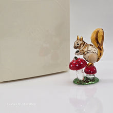 Lade das Bild in den Galerie-Viewer, SWAROVSKI Idyllia Eichhörnchen und Pilze 5684343