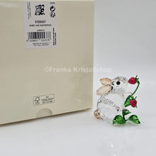 Lade das Bild in den Galerie-Viewer, SWAROVSKI Idyllia Hase und Himbeeren 5702437