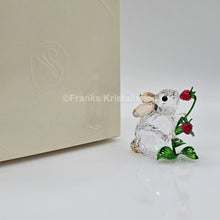 Lade das Bild in den Galerie-Viewer, SWAROVSKI Idyllia Hase und Himbeeren 5702437