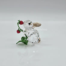 Lade das Bild in den Galerie-Viewer, SWAROVSKI Idyllia Hase und Himbeeren 5702437
