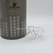 Lade das Bild in den Galerie-Viewer, SWAROVSKI Junger Grizzly Bär mit Fisch 261925