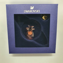 Lade das Bild in den Galerie-Viewer, SWAROVSKI Jungle Beats Ananas Magnet Brosche Rot Klein 5572157