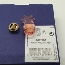 Lade das Bild in den Galerie-Viewer, SWAROVSKI Jungle Beats Ananas Magnet Brosche Rot Klein 5572157