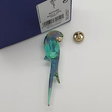Lade das Bild in den Galerie-Viewer, SWAROVSKI Jungle Beats Papagei Magnet Brosche Grün Groß 5572152