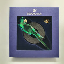 Lade das Bild in den Galerie-Viewer, SWAROVSKI Jungle Beats Papagei Magnet Brosche Grün Groß 5572152