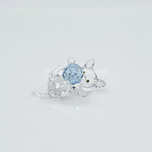 Lade das Bild in den Galerie-Viewer, SWAROVSKI Kätzchen Katze liegend mit blauem Wollknäuel 631857