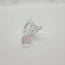 Lade das Bild in den Galerie-Viewer, SWAROVSKI Kätzchen stehend mit rosa Wollknäuel 631856