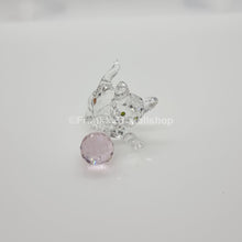 Lade das Bild in den Galerie-Viewer, SWAROVSKI Kätzchen stehend mit rosa Wollknäuel 631856