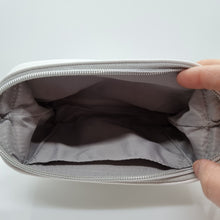 Lade das Bild in den Galerie-Viewer, SWAROVSKI Make-Up Kosmetik Tasche weiß 5271213